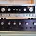 ...o lamplificatore americano Marantz model 1070 in alluminio risalente al 1972. Questultimo  esposto accanto a un altro pezzo fabbricato nello stesso anno: il giapponese Sansui AU-101 di color nero
